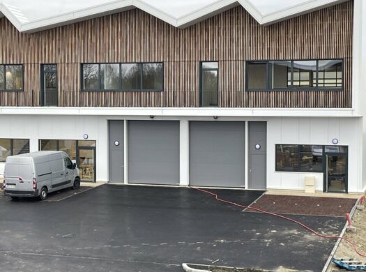 Locaux d&rsquo;activité et bureaux à VENDRE