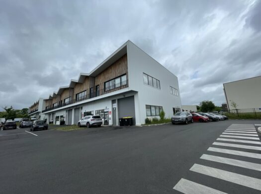 Locaux d&rsquo;activité et bureaux à VENDRE