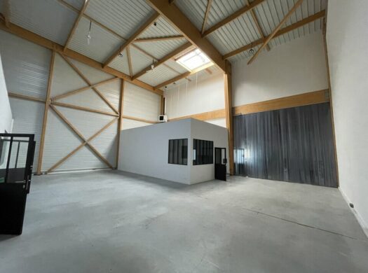 Locaux d&rsquo;activité avec bureaux à LOUER