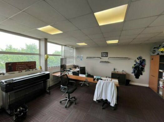 Locaux d&rsquo;activité avec bureaux à LOUER